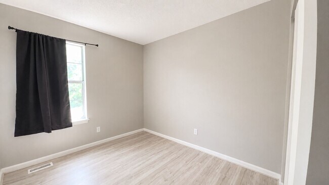 Building Photo - Beautiful 3BR Townhome in Gated Kings Square Community