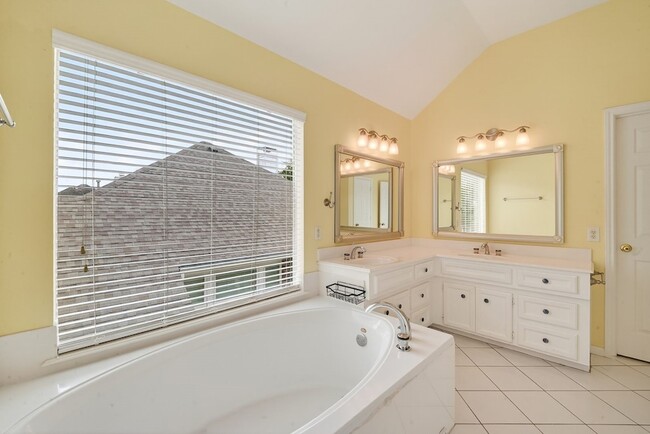Building Photo - 2119 Palm Castle Dr