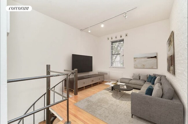Primary Photo - 233 E 12th St