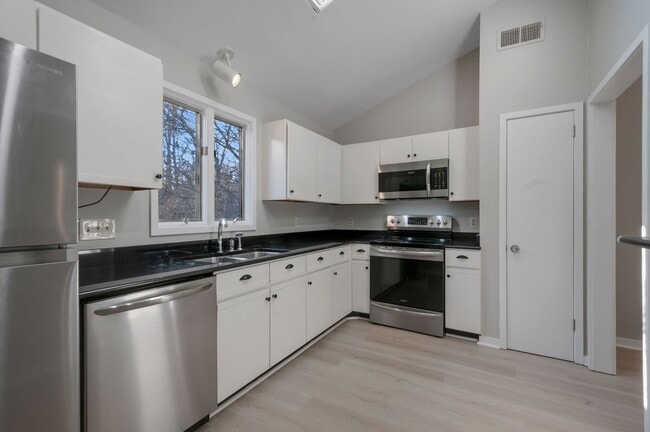 Building Photo - Belle Meade Townhome