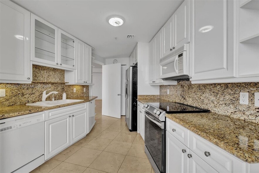 Building Photo - 848 Brickell Key Dr