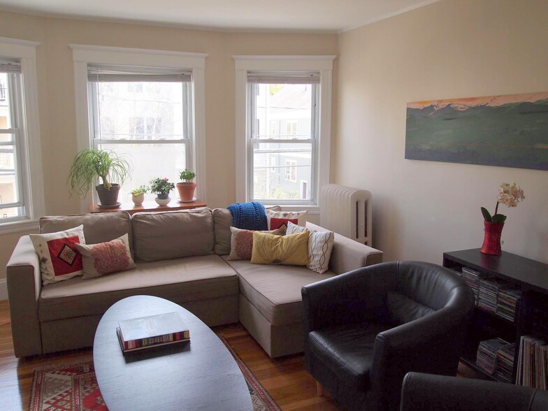 Building Photo - 56 Standish St