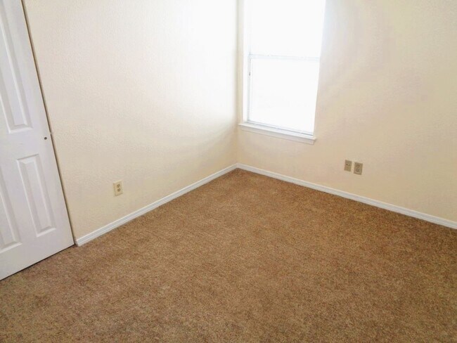 Building Photo - Adorable Single Level Eastside Home With Evaporative Air Located In Quiet Neighborhood