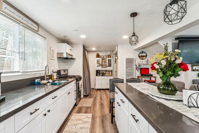 Building Photo - 2472 Deep Creek Dr