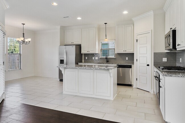 Building Photo - Beautiful 3 Bedroom, 3 Full Bath