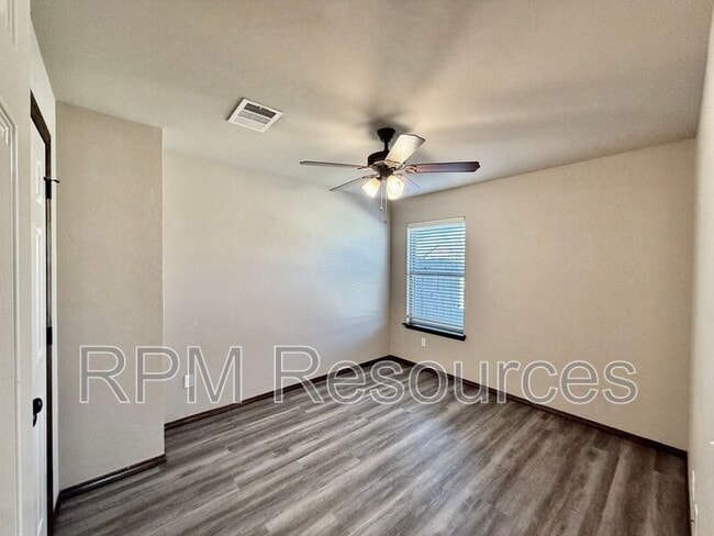 Building Photo - 5601 Sanderling Rd