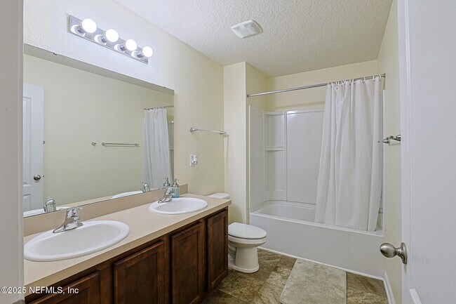 Building Photo - 2408 Bonnie Lakes Dr