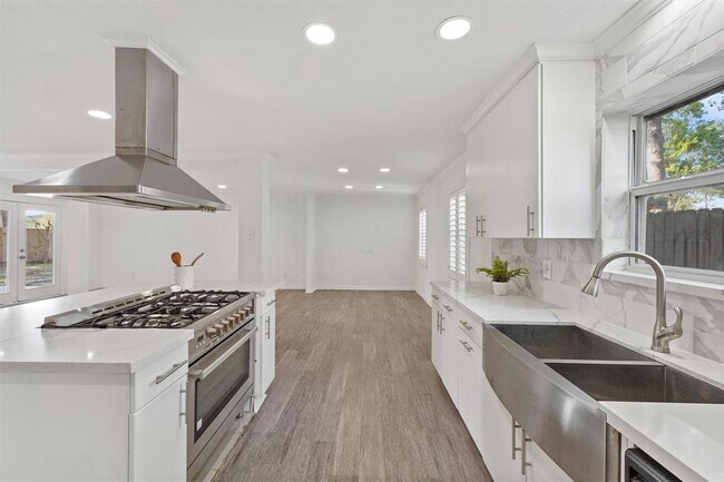 Building Photo - 12811 Shady Knoll Ln