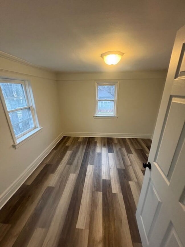 Building Photo - 723 W Armstrong Ave