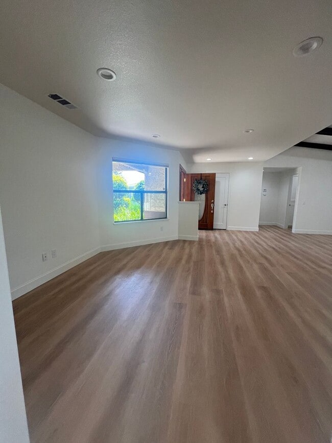 Building Photo - 4177 Villa Dr