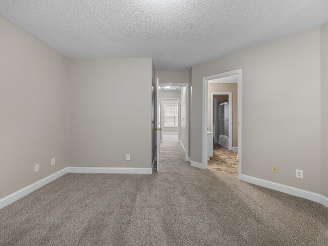 Building Photo - Freshly Renovated 2 BR, 2.5 BA Townhome Ce...