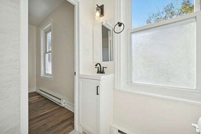 Building Photo - 109 W Queen Ln