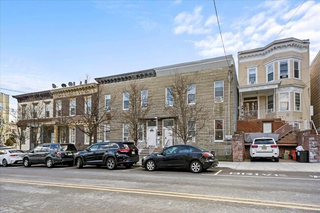 Primary Photo - 607 18th St