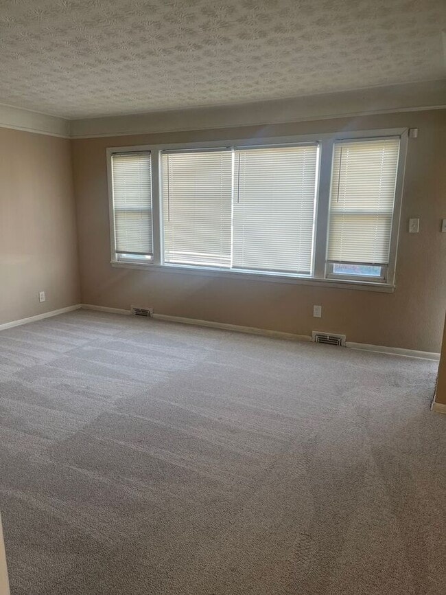 Building Photo - Charming ranch in wonderful neighborhood