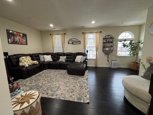 Building Photo - 3 Bedroom Townhome - Available March 1st!