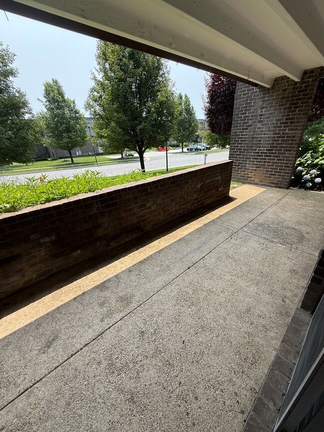 Building Photo - Chic & Comfortable 2BR/2BA Ground-Level Co...