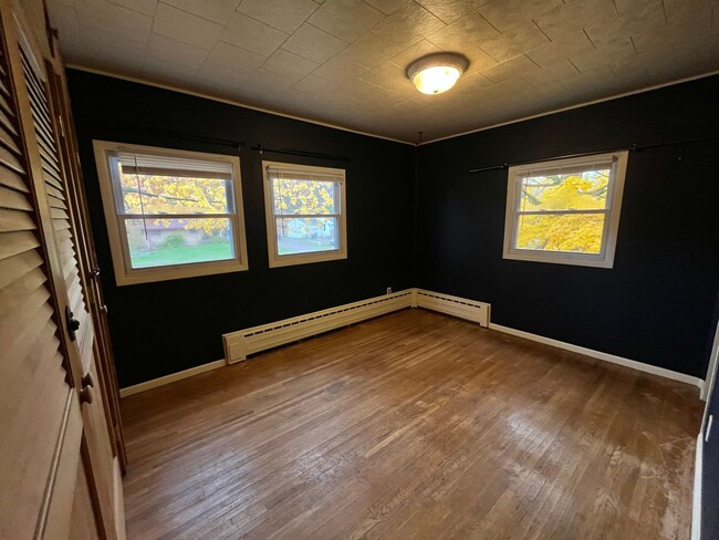 Building Photo - AVAILABLE May - 2 Bed 1 Bath Wooded Back Yard