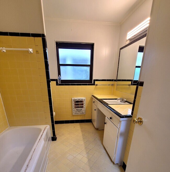 Building Photo - 2315 Pine Crest Dr