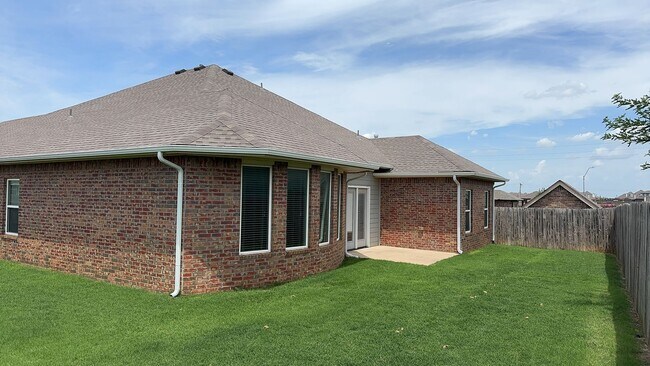 Building Photo - A Very Beautiful and Spacious 3 Bedroom 2 Bath Home in Yukon Public Schools