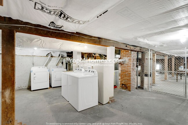 Building Photo - Updated Lair Hill Victorian with Willamette River & Mt Hood Views!