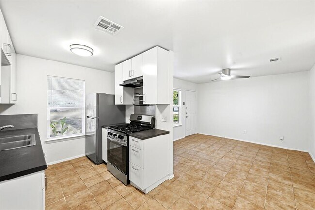 Building Photo - 910 Bret Ln
