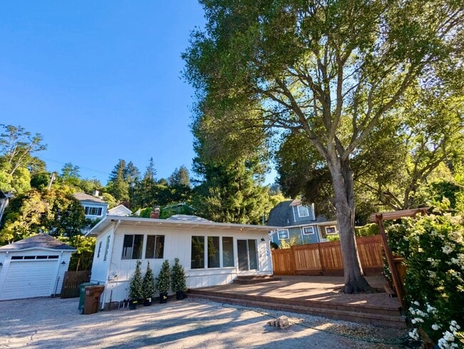 Building Photo - PENDING WITH APPLICATIONS - CHARMING THREE...