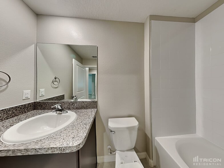 Building Photo - 5206 White Chicory Dr