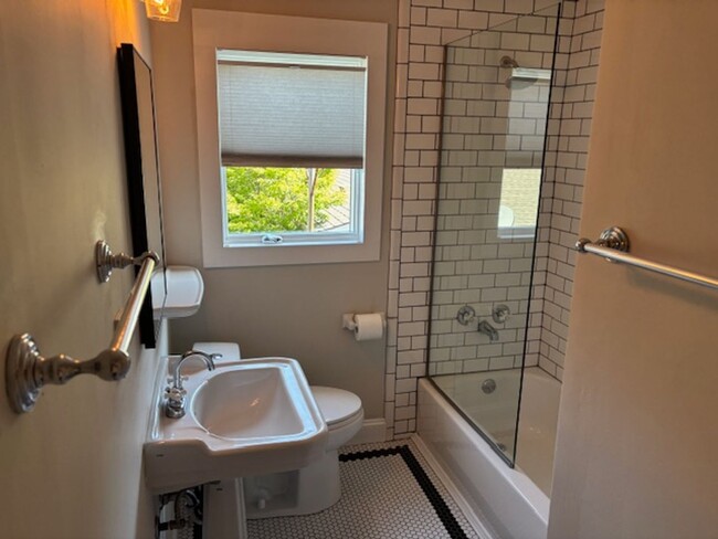 Building Photo - Fabulous Private Home Near Mills!