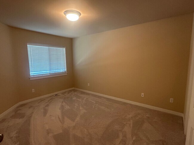 Building Photo - 8862 Ellsworth Ct NE