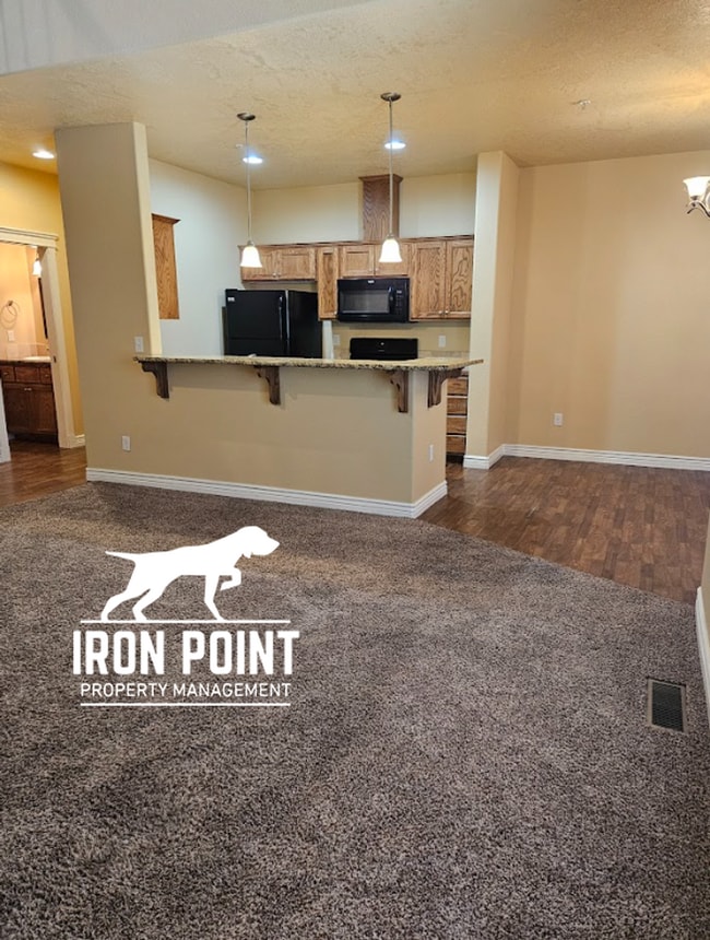 Building Photo - 3/2.5 in Boise-2 Car Garage, Fireplace, Vaulted Ceilings, Landscaping Included.
