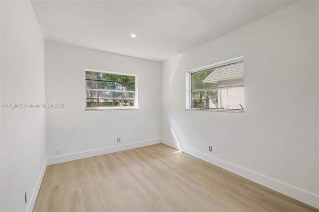 Building Photo - 1621 NW 8th Ave