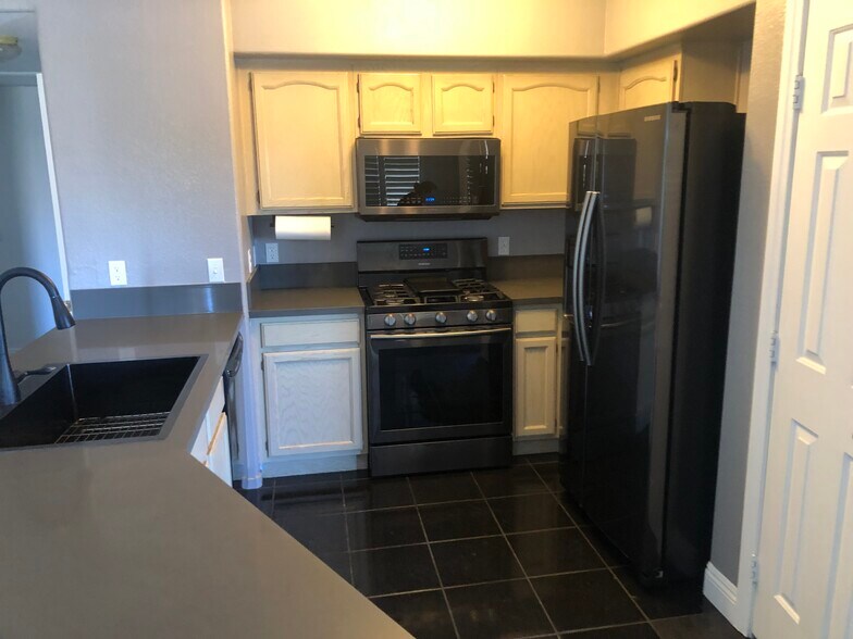 Building Photo - 3400 Cabana Dr