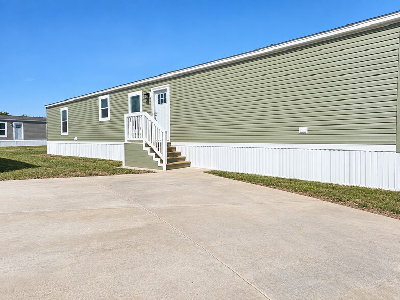 Building Photo - 104 Pine Cone Dr