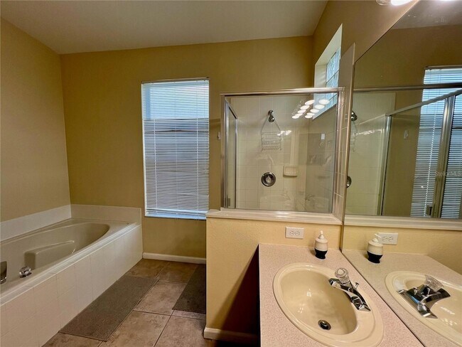 Building Photo - 8127 Fan Palm Way