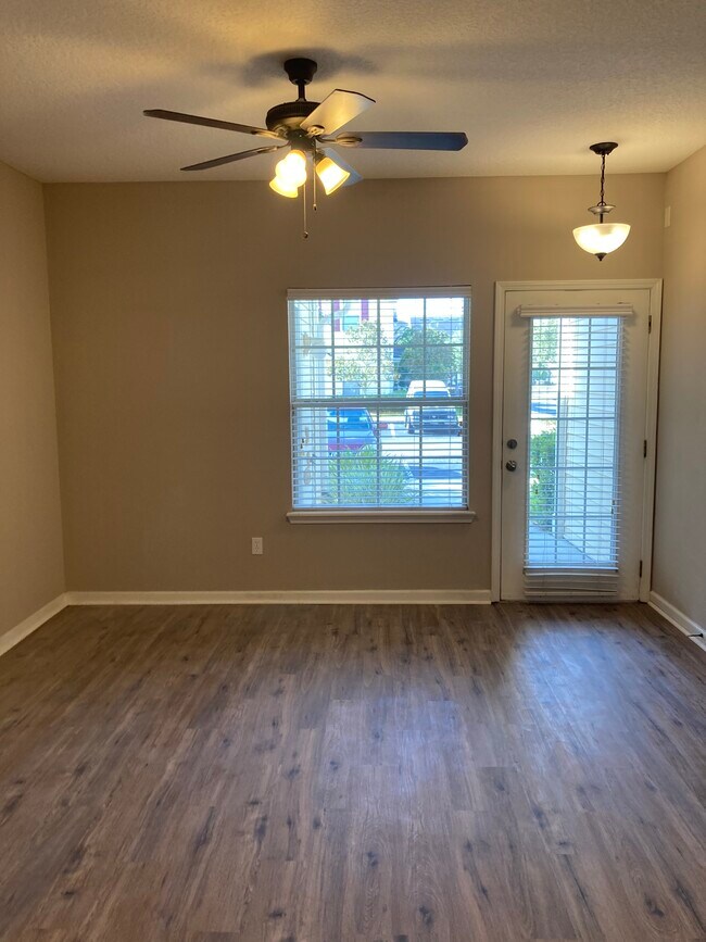 Living /dining room - 2200 Marsh Hawk Ln