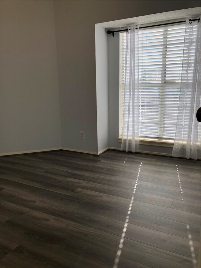 Building Photo - 921 Marine Dr