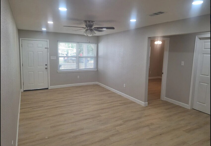 Building Photo - 117 Thelma Ln