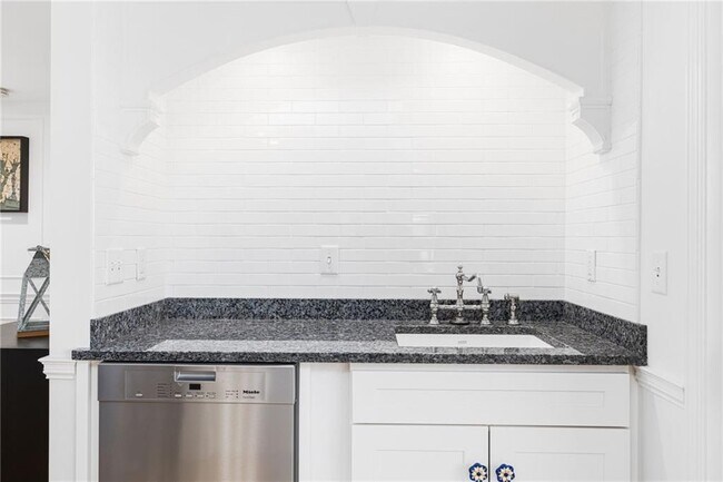 Building Photo - 53 Conanicus Ave