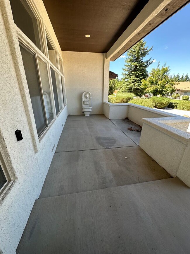 Building Photo - Beautiful Fieldcreek Ranch Exclusive Home