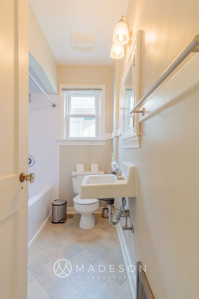 Building Photo - Charming First Hill Single Family House wi...