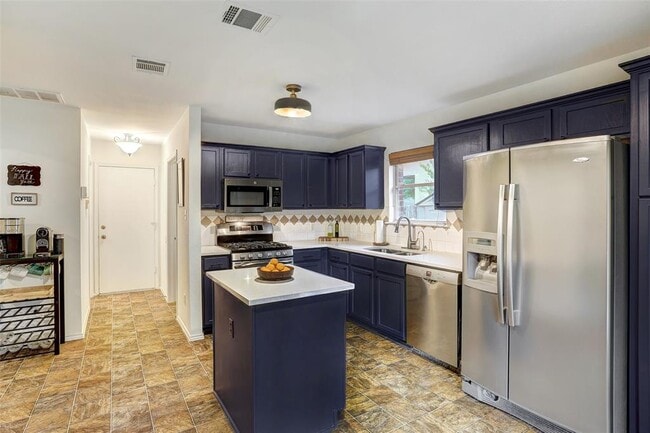 Building Photo - 15501 Sarah's Creek Dr