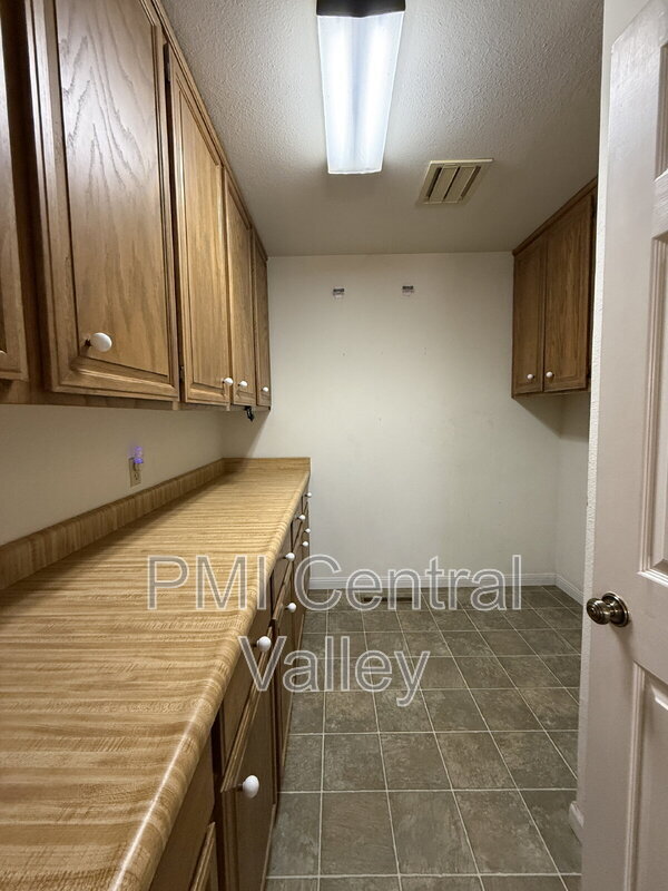 Building Photo - 1725 Edgebrook Dr