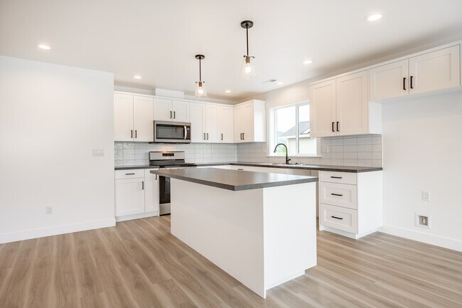 Building Photo - 1517 Hovel Rd