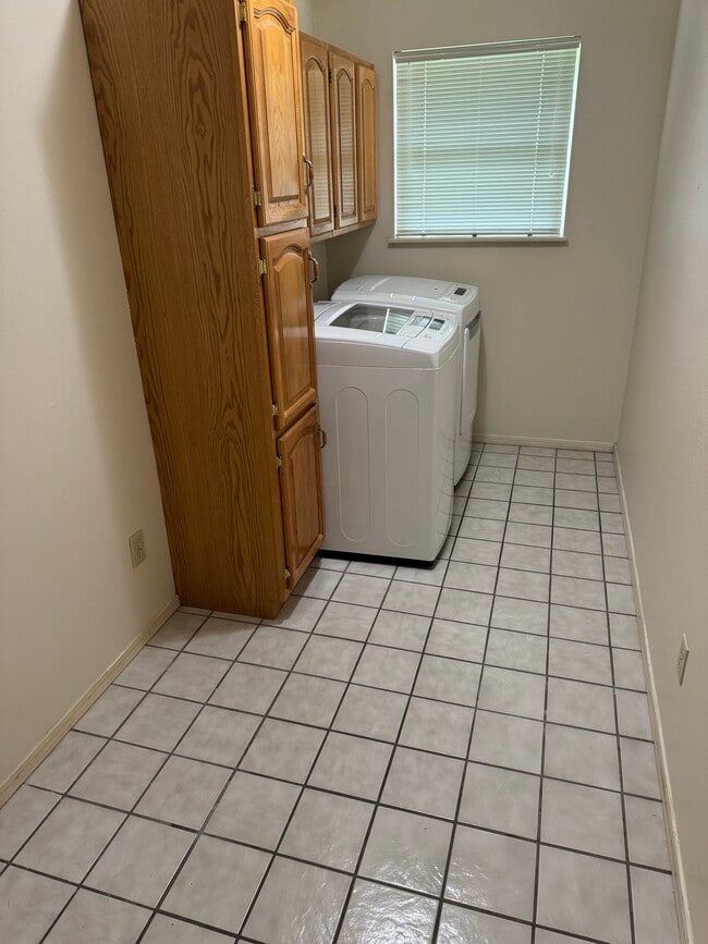 Building Photo - 9608 Bryn Mawr Cir