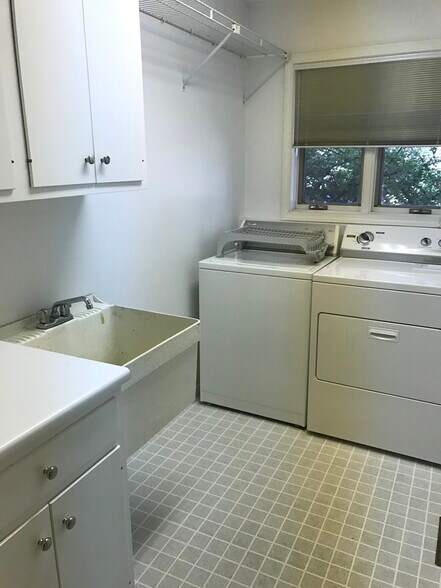Laundry room with w/d - 2704 Cherry Hills Dr