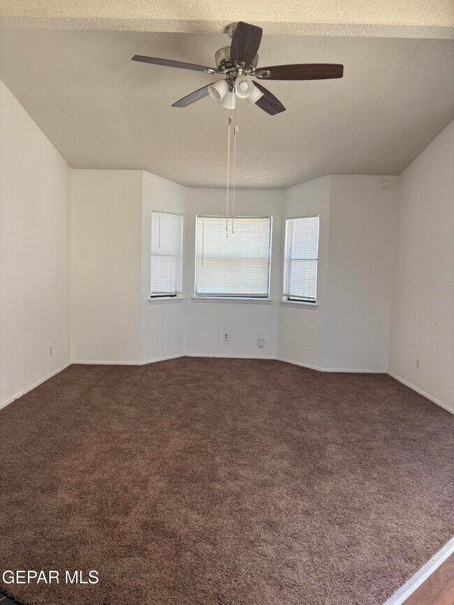 Building Photo - 10905 Highwood Way