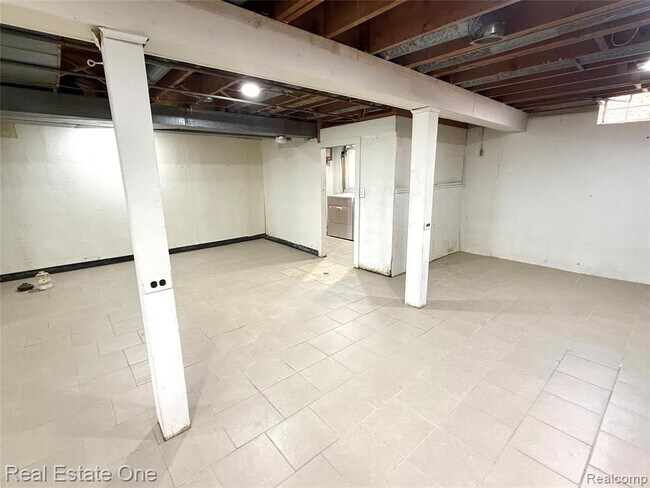 Building Photo - 6845 Plainfield St