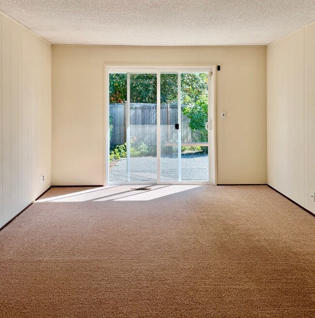 Building Photo - 4 Bed / 2.5 Bath Bellevue rambler $4,095/month