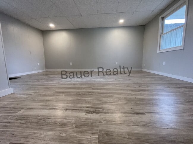 Building Photo - Two Bedroom in Crestview Local Schools