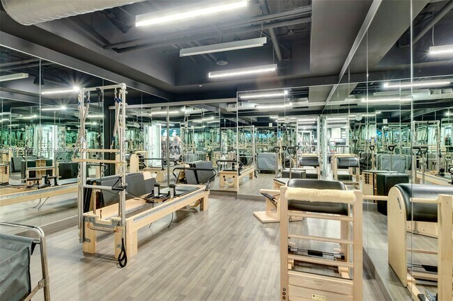 Building Photo - 20155 NE 38th Ct